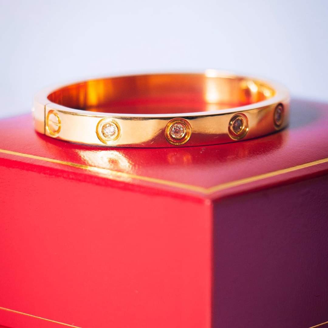 Aro de Tornillos y Diamantes